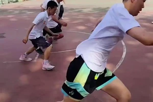 大学篮球校队训练热身前后步